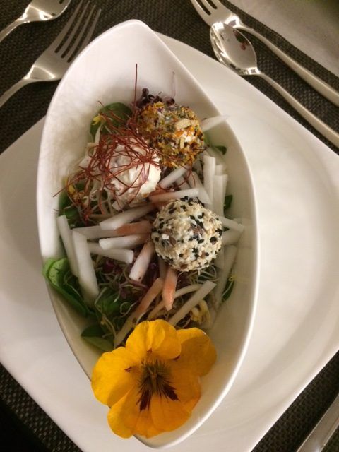 Ein wunderschön mit Kapuzienerkresse verzierter Salat