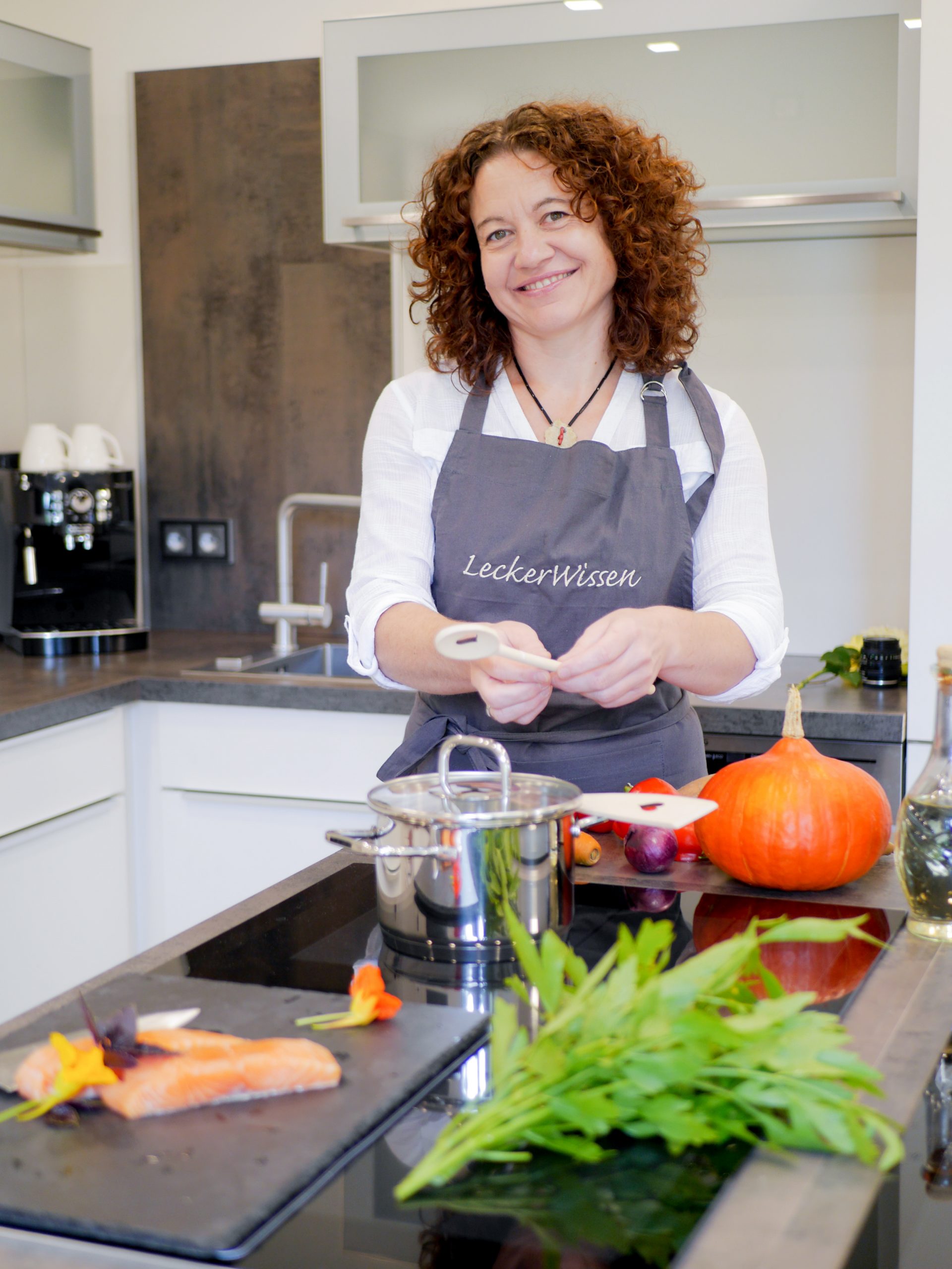 Die Gastgeberin heißt die Gäste herzlich willkommen